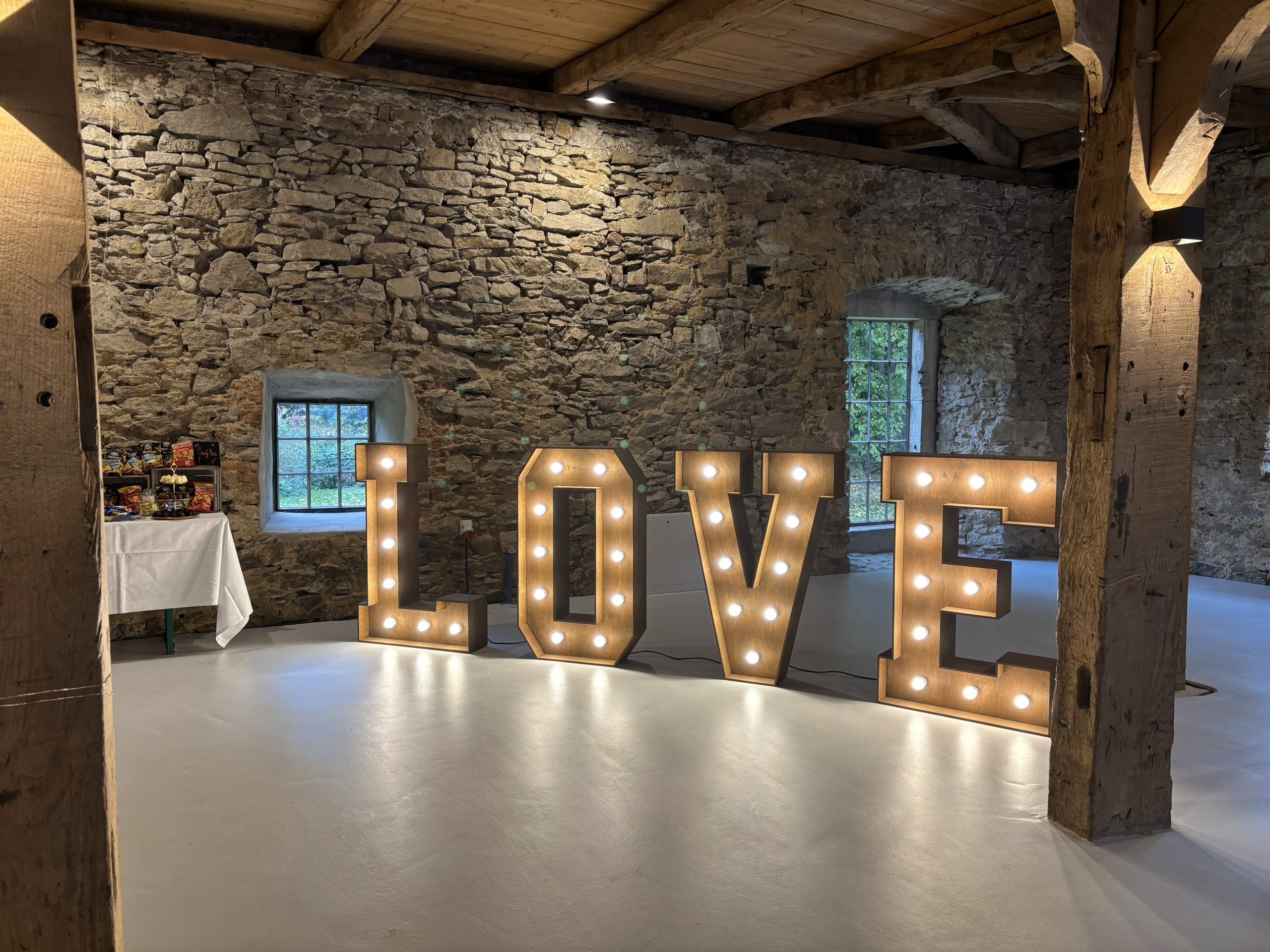 XXL Love Buchstaben mit vielen Glühbirnen für Hochzeiten.